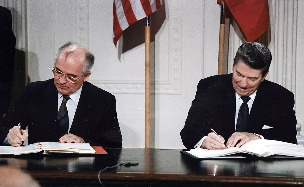 1024px-reagan-and-gorbachev-signing